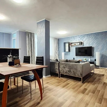 Spacious 3 Bdr Pulse Near Airport, The Mall, Arena 8888 By Keybox *